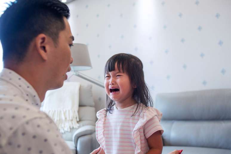 Image de menina chorando com o pai
