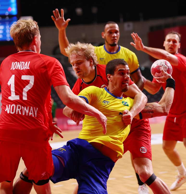 Zé Toledo em ação pelo Brasil contra a Noruega em estreia nos Jogos Olímpicos