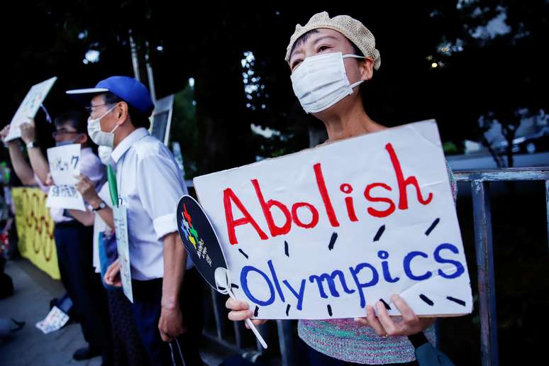 Manifestante em protesto contra a realização da Olimpíada devido à pandemia da covid-19