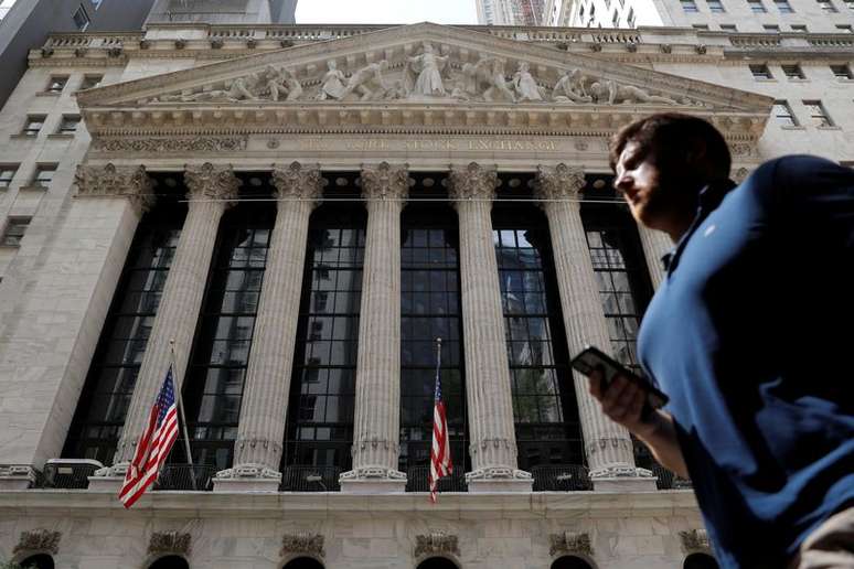 Pessoa passa em frente à Bolsa de Nova York, na cidade de Nova York, EUA
19/07/2021
REUTERS/Andrew Kelly