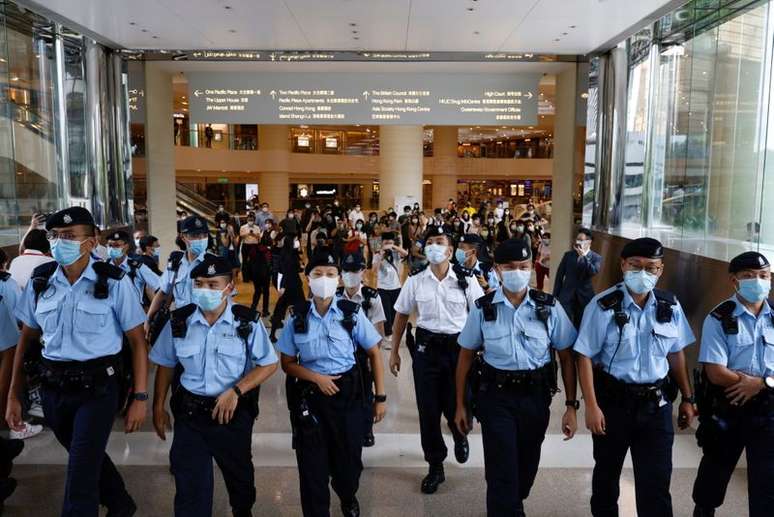 Policiais pedem para apoiadores de Tong Ying-kit dispersarem durante audiência no tribunal, em Hong Kong
30/07/2021
REUTERS/Tyrone Siu