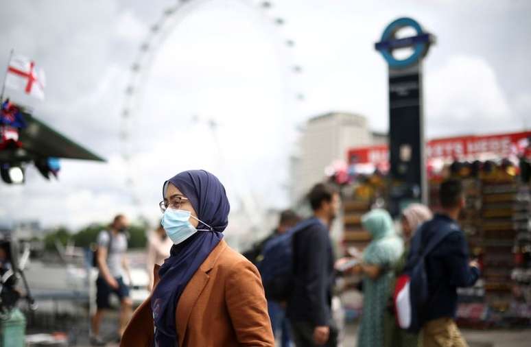 Pessoas caminham sobre a Ponte de Westminster em meio à pandemia de Covid-19 em Londres
04/07/2015 REUTERS/Henry Nicholls