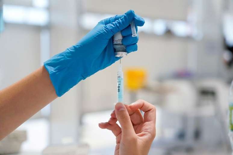 Enfermeira prepara seringa com dose da vacina da Moderna contra a covid-19 em hospital de Madri, Espanha
REUTERS/Juan Medina
