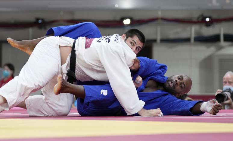 Teddy Riner (de azul) na luta em que foi surpreendido nas quartas de final em Tóquio