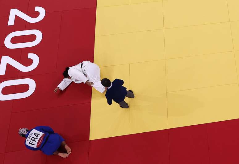 Maria Suelen leva sua mão ao joelho esquerdo depois da derrota sofrida para rival francesa