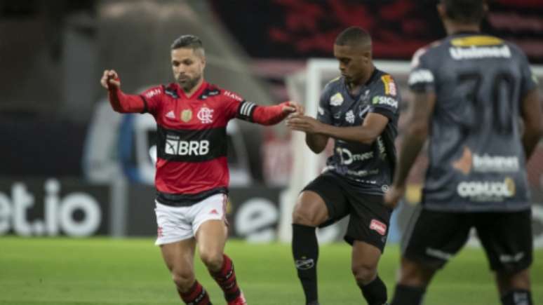 Assim como todo titular do meio para a frente, Diego não foi poupado (Foto: Alexandre Vidal / Flamengo)