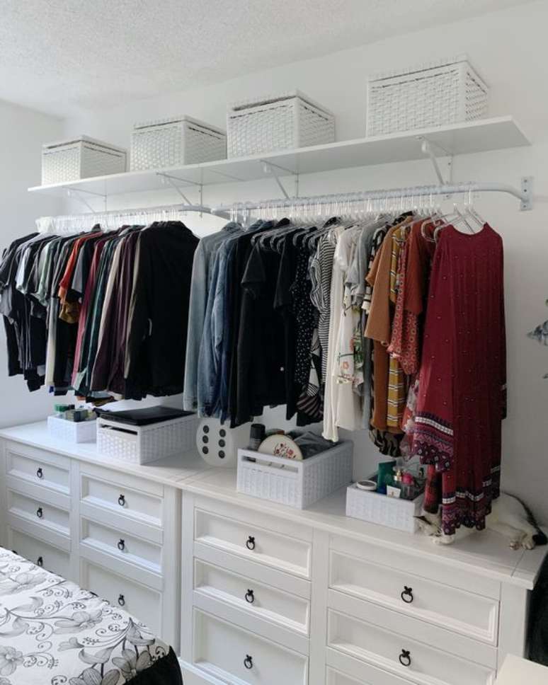 21. C&ocirc;moda com cabideiro para quarto moderno decorado com closet &ndash; Foto Karina Dantas