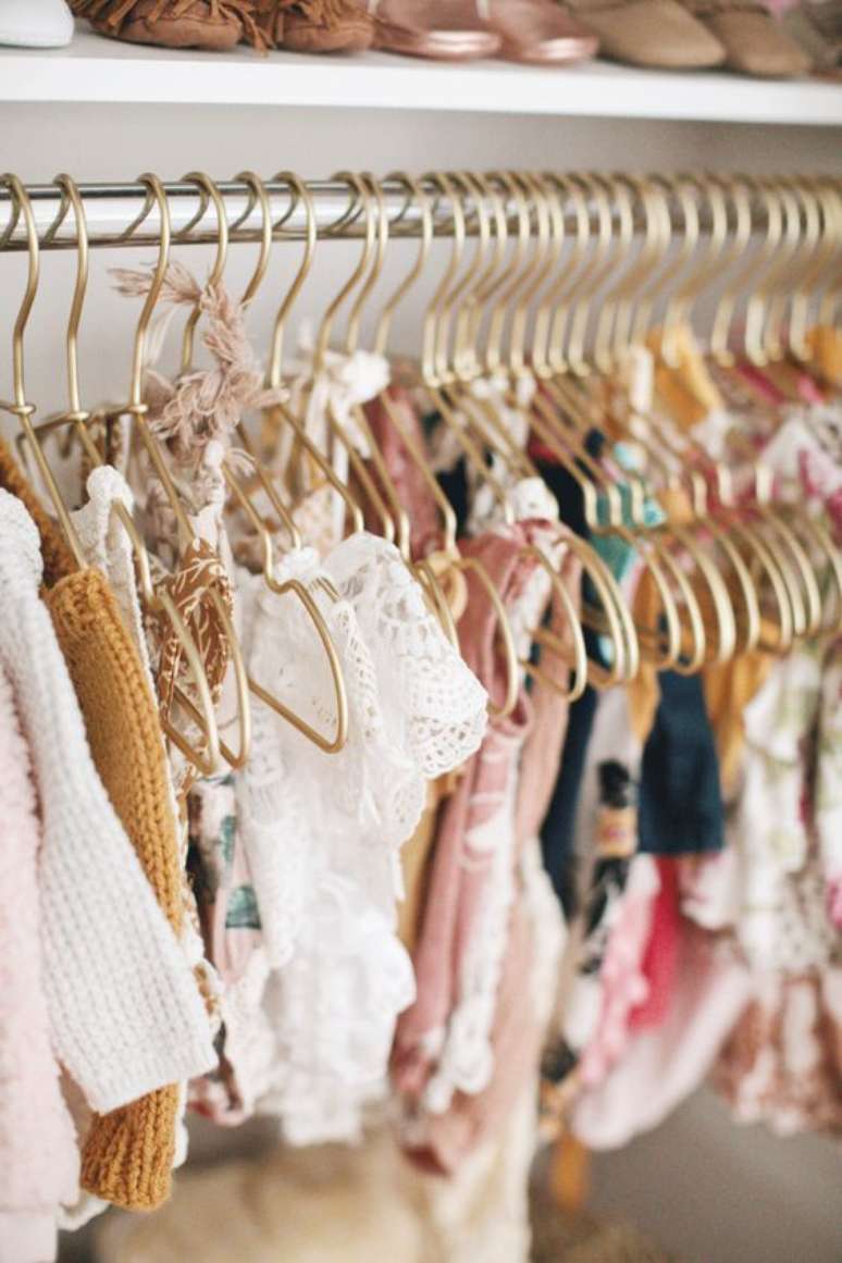 41. Roupas no cabideiro da c&ocirc;moda &ndash; Foto Project Nursety