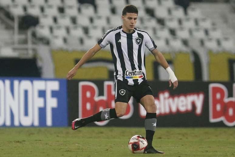 O volante Romildo fez um gol na vitória sobre o Confiança, mas ficou no banco no último jogo do Botafogo, contra o CSA (Foto: Vítor Silva/Botafogo)