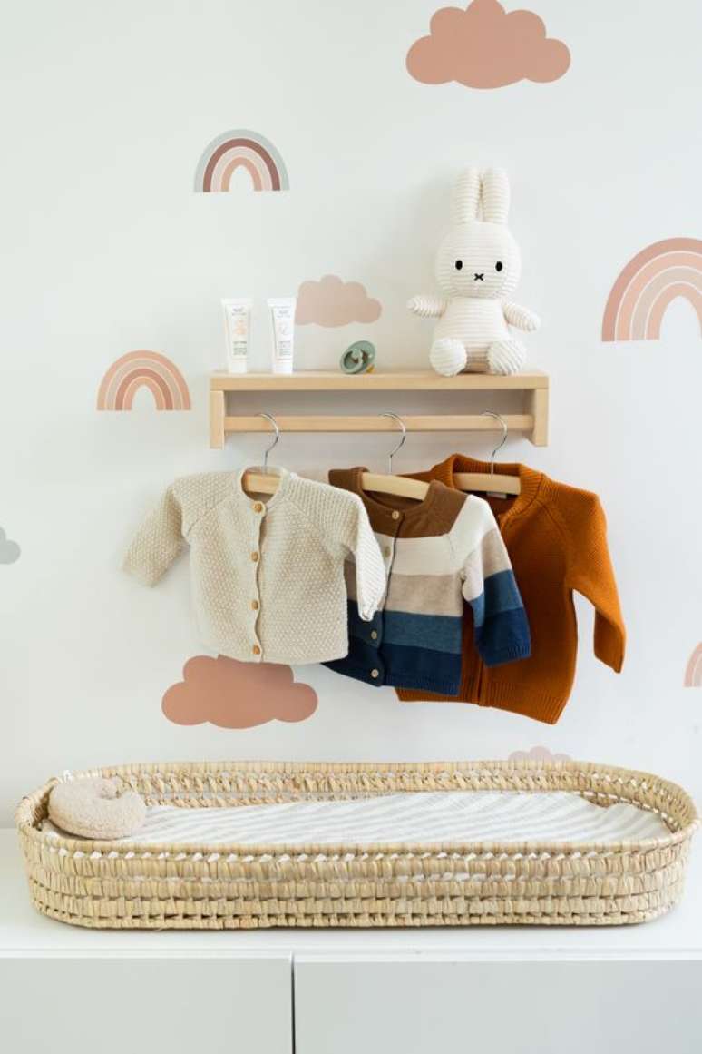 2. Comoda com cabideiro de madeira e trocador para quarto de bebe – Foto Pinterest