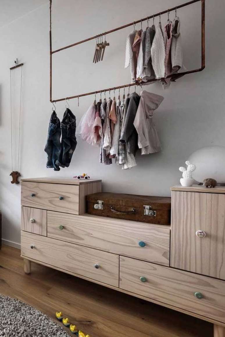 5. Comoda com cabideiro de madeira e rustica &ndash; Foto Pinterest