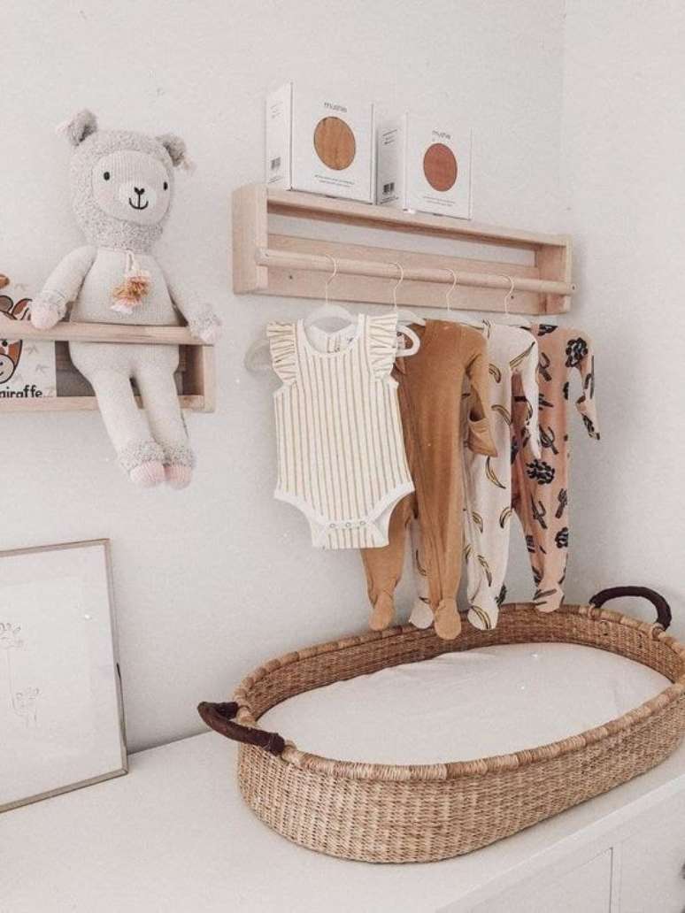 8. Comoda com cabideiro de madeira e trocador no quarto de bebe – Foto Etsy