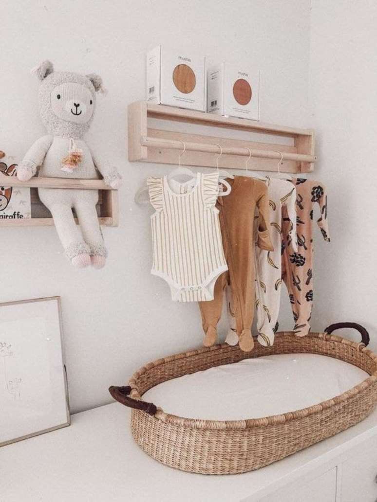 8. Comoda com cabideiro de madeira e trocador no quarto de bebe &ndash; Foto Etsy