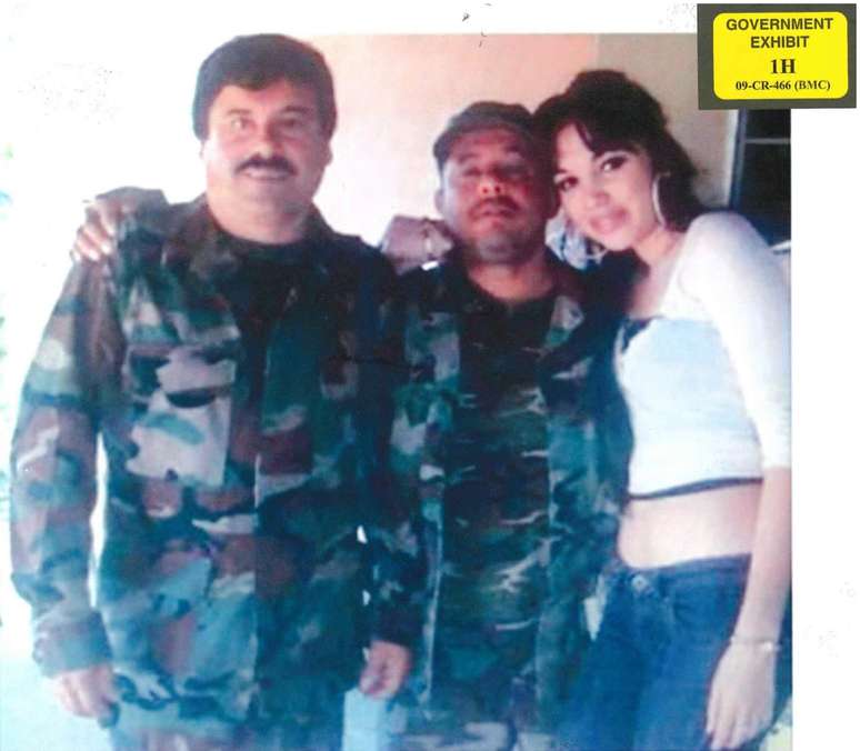 El Chapo com seu ex-assistente pessoal, Villa Alex Cifuentes, e uma jovem