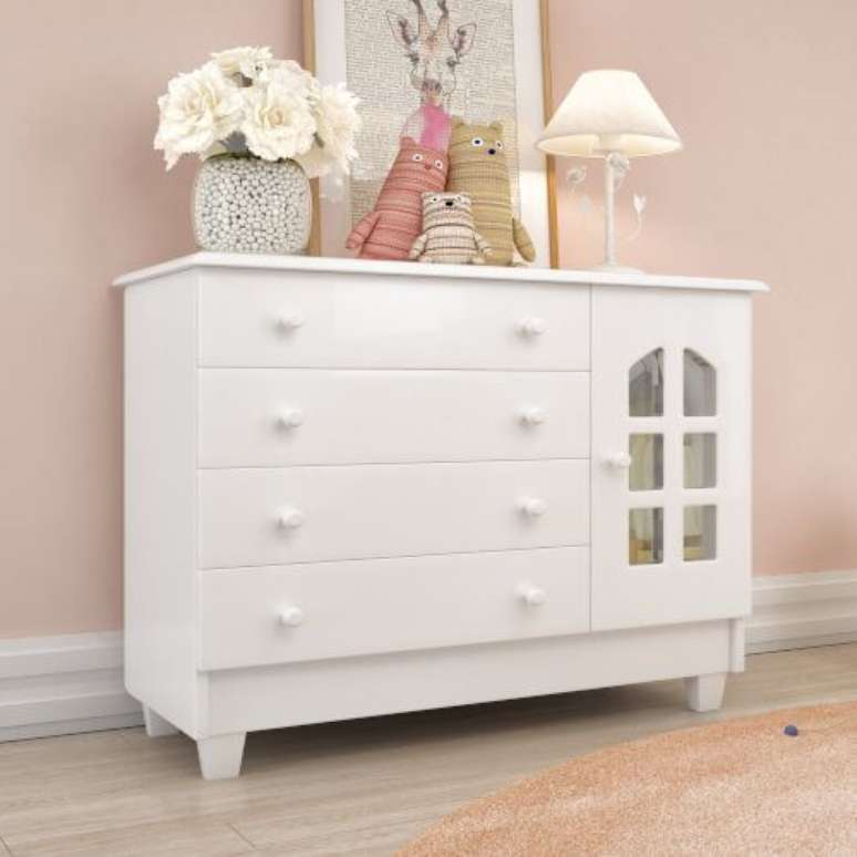 37. Quarto infantil com cabideiro na porta pequena ao lado &ndash; Foto Gr&atilde;o de Gente