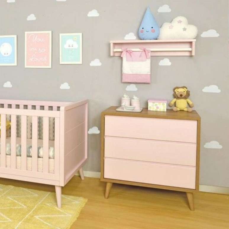 34. Quarto de bebe decorado comoda com cabideiro simples e pequeno &ndash; Foto Bebe Worl