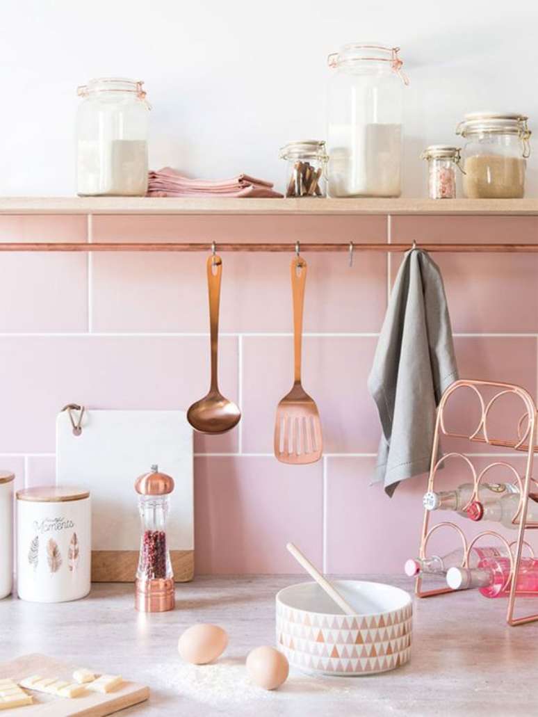 13. Lista de utensilios de cozinha com prateleira moderna – Foto Pufik Homes