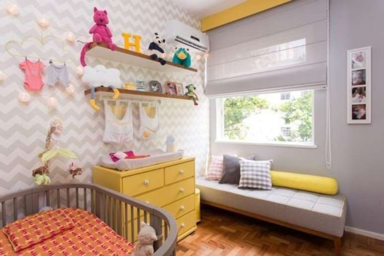 11. Comoda com cabideiro de madeira para quarto infantil em tons de amarelo e cinza – Foto Vamos Mamaes