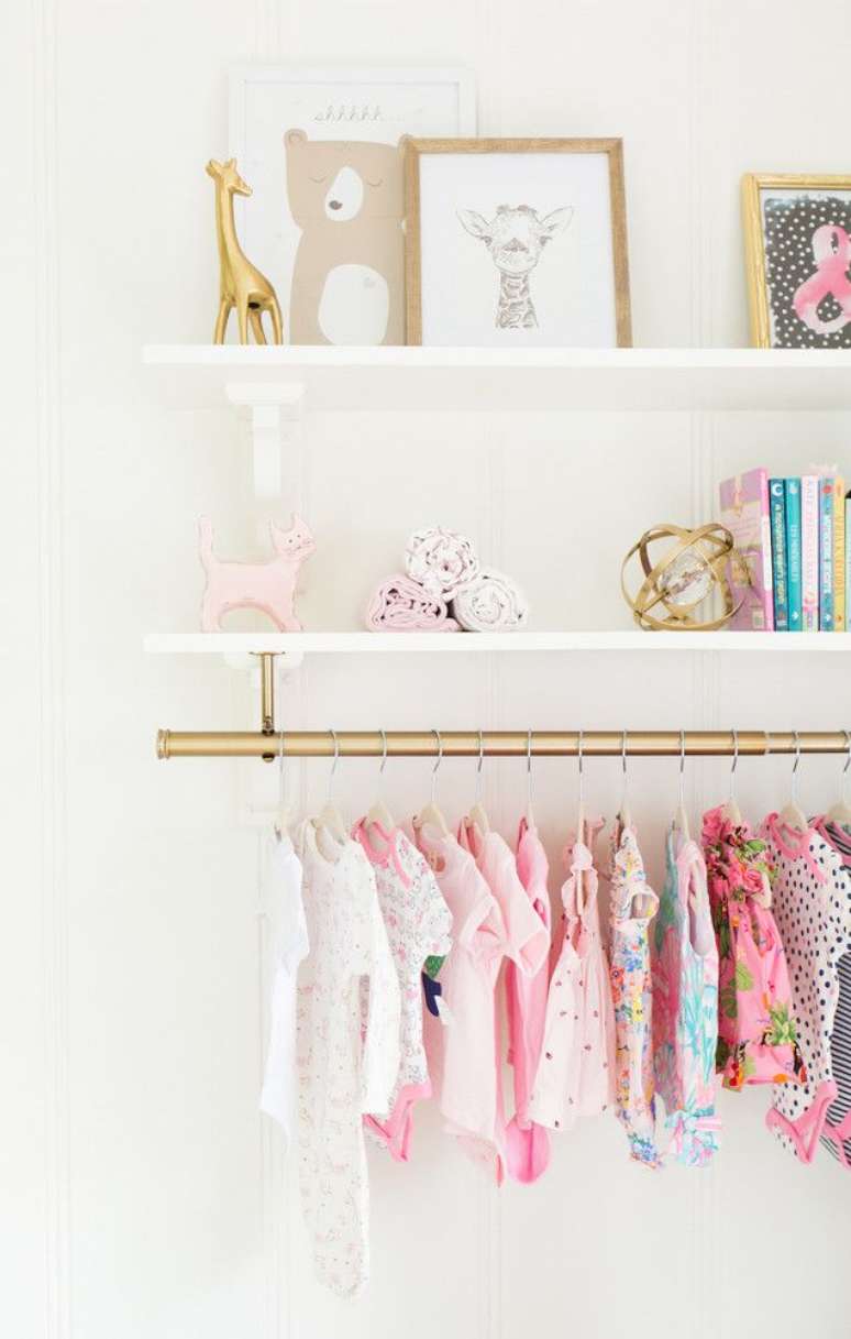 30. Quarto de bebe com c&ocirc;moda e cabideiro nas prateleiras &ndash; Foto Domino