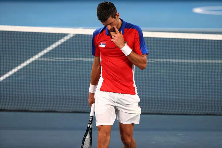 De cabeça baixa, Djokovic deixa a quadra após ser eliminado dos Jogos Olímpicos de Tóquio nesta sexta-feira Mike Segar Reuters