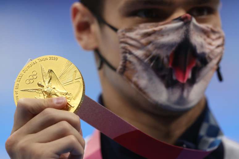 Evgeny Rylov, da Rússia, mostra a medalha de ouro conquistada nesta sexta-feira nos Jogos Olímpicos de Tóquio Carl Recine Reuters