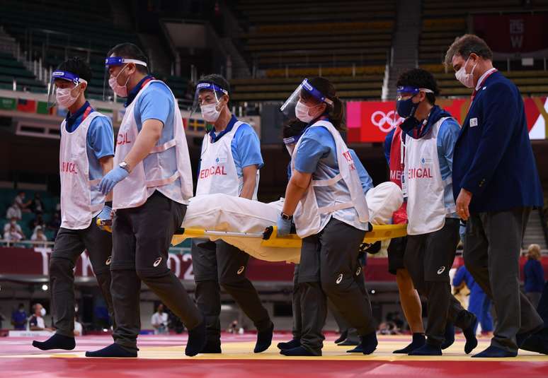 Maria Suelen deixa o ginásio carregada na maca nesta sexta-feira nos Jogos Olímpicos de Tóquio Annegret Hilse/Reuters