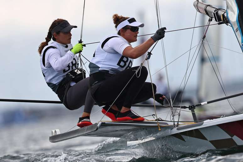 Martine Grael e Kahena Kunze durante regata disputada nesta sexta-feira na Baia de Endoshima Carlos Barria/Reuters