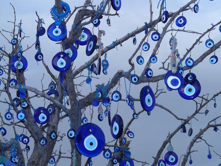 Árvore enfeitada com "olhos turcos"