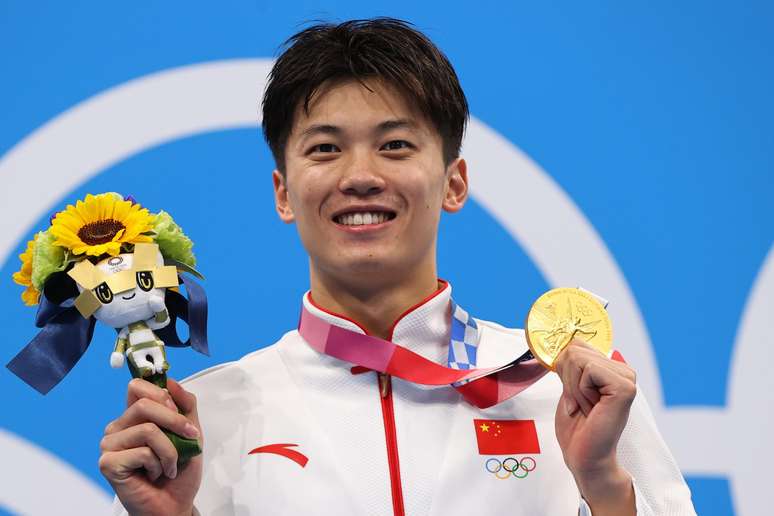 Wang Shun, da China, mostra a medalha de ouro conquistada nesta sexta-feira nos Jogos Olímpicos de Tóquio Marko Djurica/Reuters