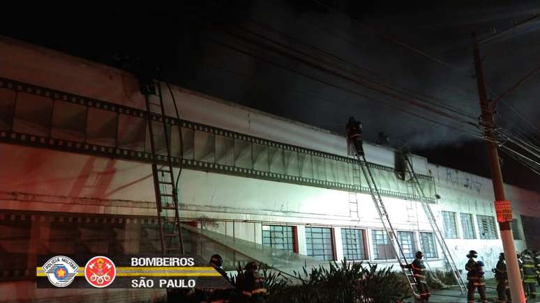 Fachada do galpão da Cinemateca na Vila Leopoldina após os bombeiros controlarem o incêndio