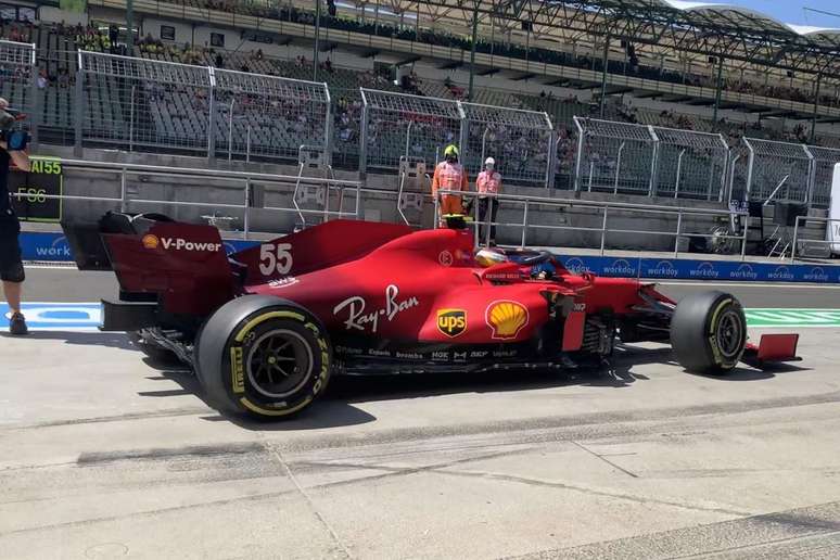 Carlos Sainz deixa o box da Ferrari no Hungaroring, palco do GP da Hungria 