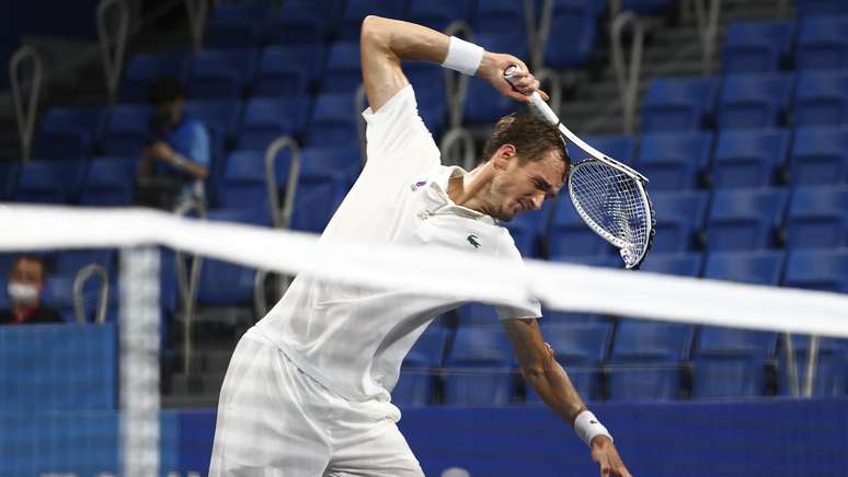 Daniil Medvedev quebra a sua raquete durante jogo das quartas de final do tênis masculino na Olimpíada