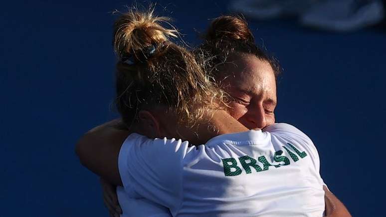 Laura Pigossi e Luisa Stefani celebram medalha de bronze
 31/7/2021    REUTERS/Yara Nardi