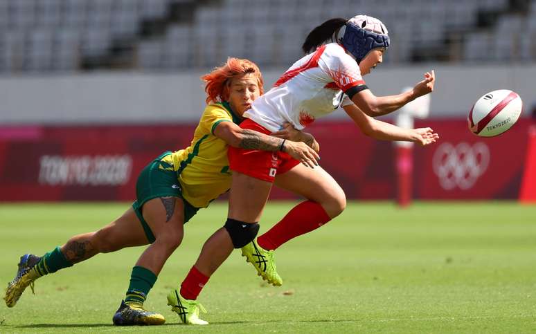 Brasileira Luiza Gonzalez segura adversária japonesa no jogo desta sexta-feira