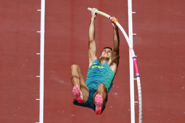 Thiago Braz durante a sua participação nas eliminatórias do salto com vara em Tóquio
