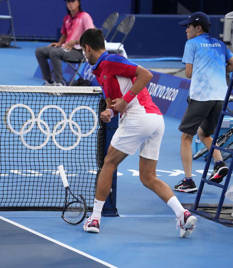 Irritado, Djokovic quebra a sua raquete durante o terceiro set do jogo deste sábado