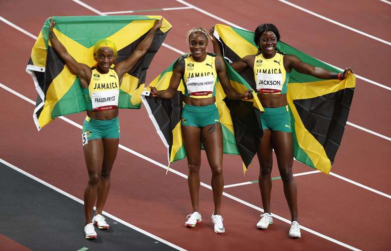 Atletas da Jamaica comemora vitória nos 100m rasos