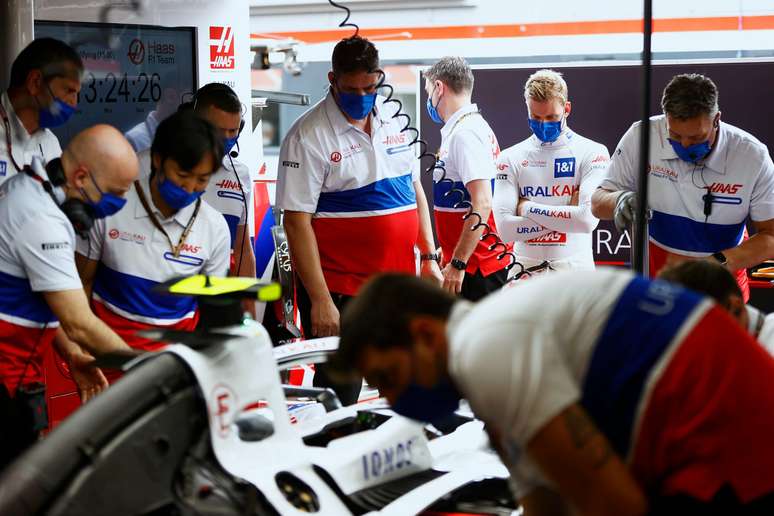 Os mecânicos da Haas trabalham no carro de Mick Schumacher em Hungaroring 