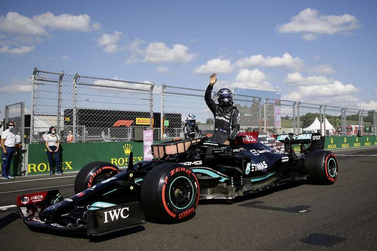 Lewis Hamilton celebra a pole número 101 da carreira na Hungria 
