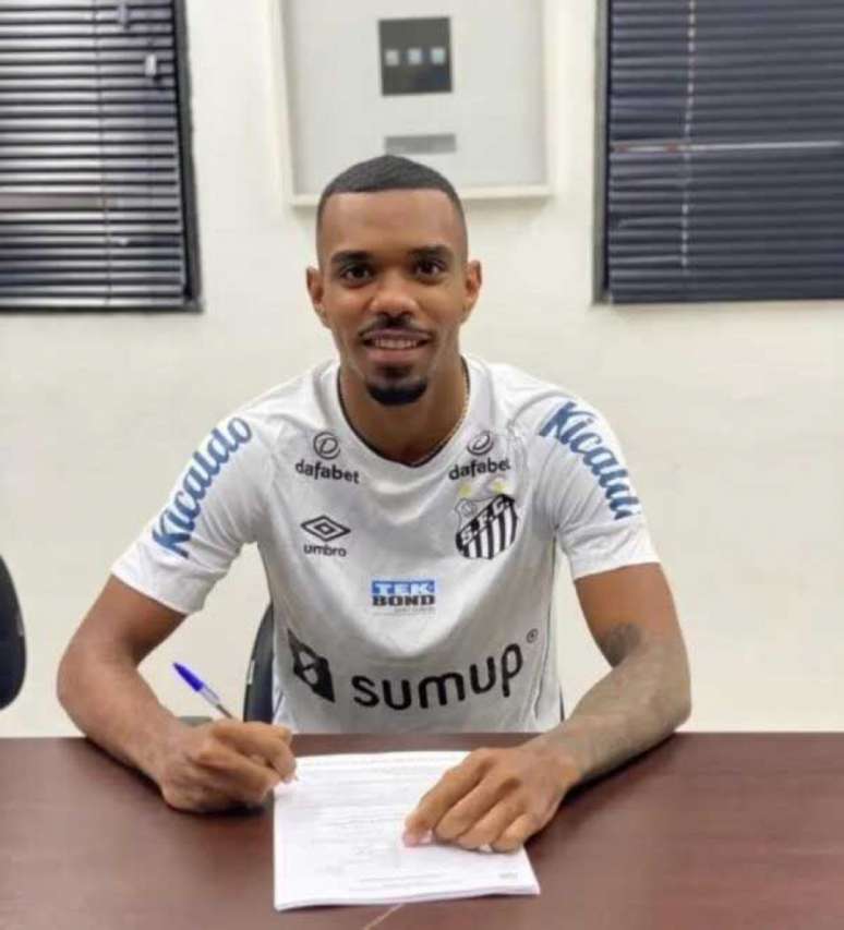 O lateral-esquerdo Lucas Pires, ex Corinthians, foi um dos reforços do Santos (Foto: Divulgação)