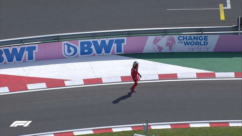 Sainz voltou sozinho e desolado para os boxes após o acidente 