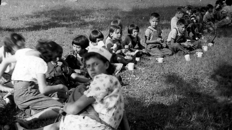 Quase 20 anos ap&oacute;s a demoli&ccedil;&atilde;o do internato, um grupo de ex-alunos voltou ao local para erguer um memorial em homenagem &agrave;s v&iacute;timas