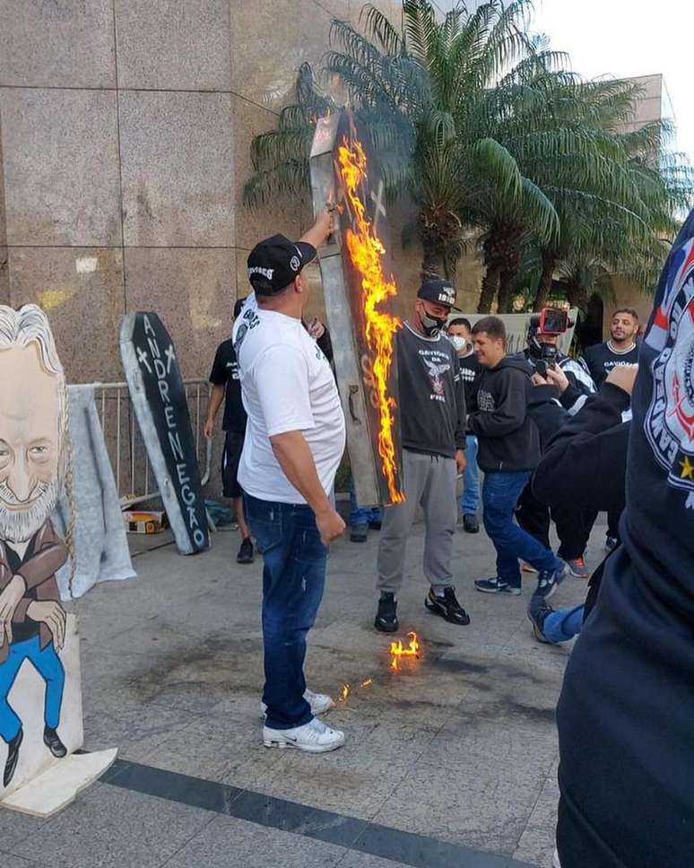 Torcedores do Corinthians protestam na sede do clube