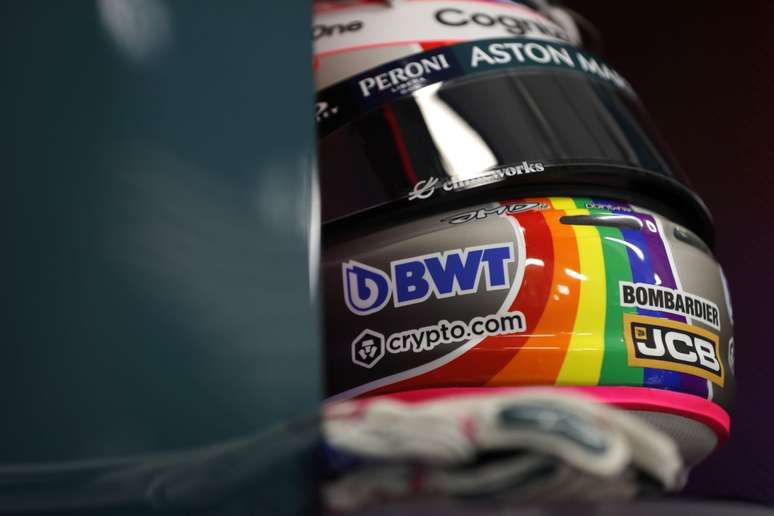 Sebastian Vettel chegou ao Hungaroring com um arco-íris no capacete em defesa dos direitos LGBTQIA+