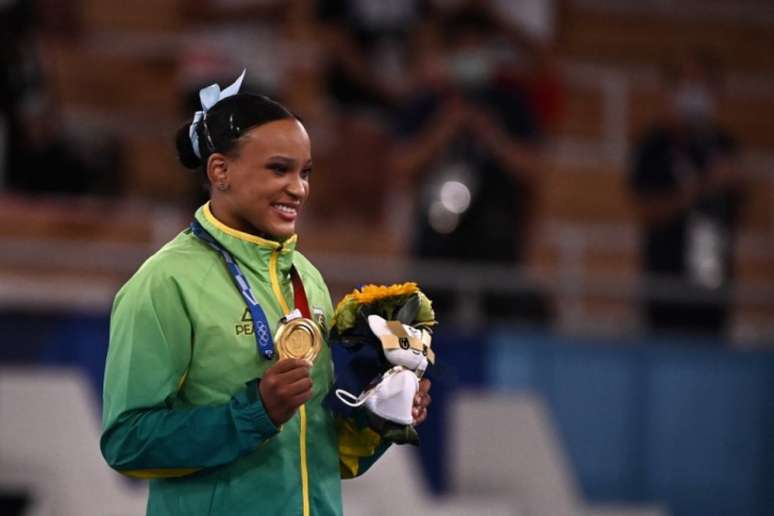 Rebeca Andrade superou duas cirurgias no joelho para ser campeã olímpica (Foto: LIONEL BONAVENTURE/AFP)