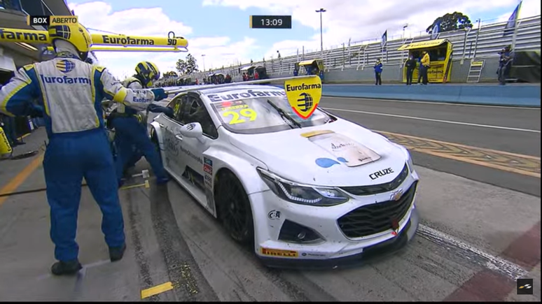 Daniel Serra no box na corrida 2 da Stock Car em Curitiba 