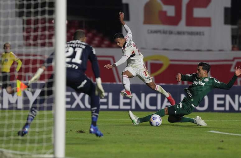 Partida entre São Paulo e Palmeiras ficou marcada por erros de arbitragem (Foto: Rubens Chiri / saopaulofc.net)