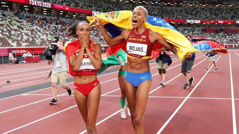 Yulimar Rojas celebra a medalha de ouro ao lado de espanhola Ana Peleteiro, que levou a medalha de bronze