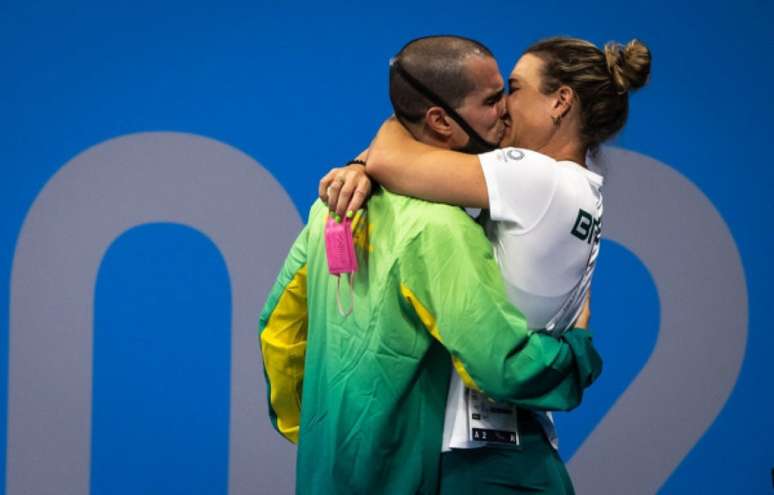 Fratus não conteve a emoção e beijou sua esposa e treinadora (Foto: Jonne Roriz / COB)