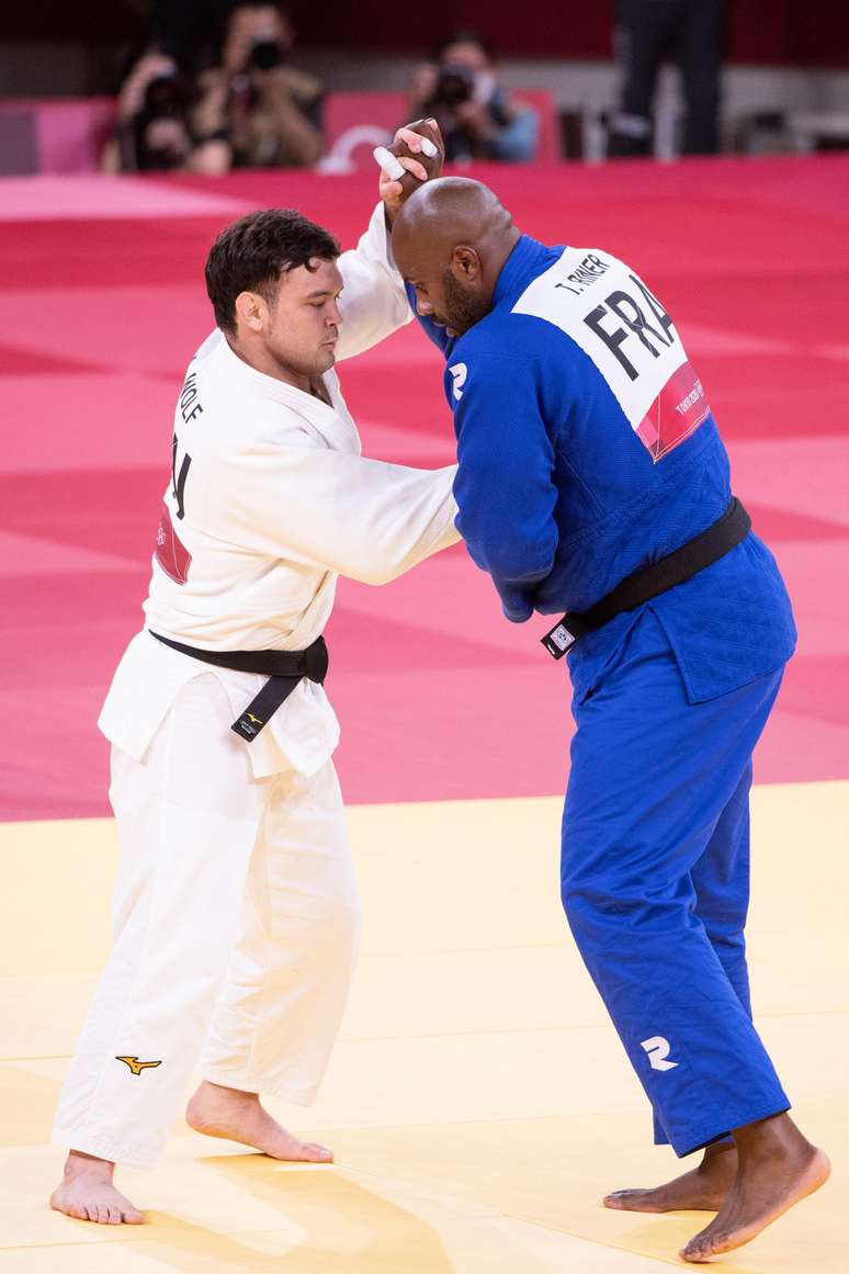 O japonês Aaron Wolf enfrenta o francês Teddy Riner na disputa por equipes do judô em Tóquio